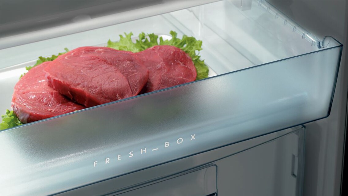 Ein Steak, das in einer der großen Schubladen der ProFresh Kühl-Gefrierkombination kalt und frisch gehalten wird.