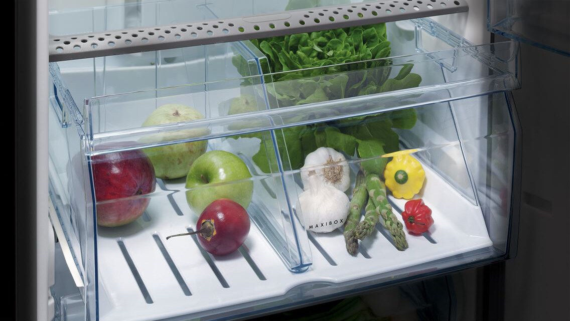 Die verschiedenen Gemüsesorten bleiben in den großen Schubladen der ProFresh Kühl-Gefrierkombination frisch.