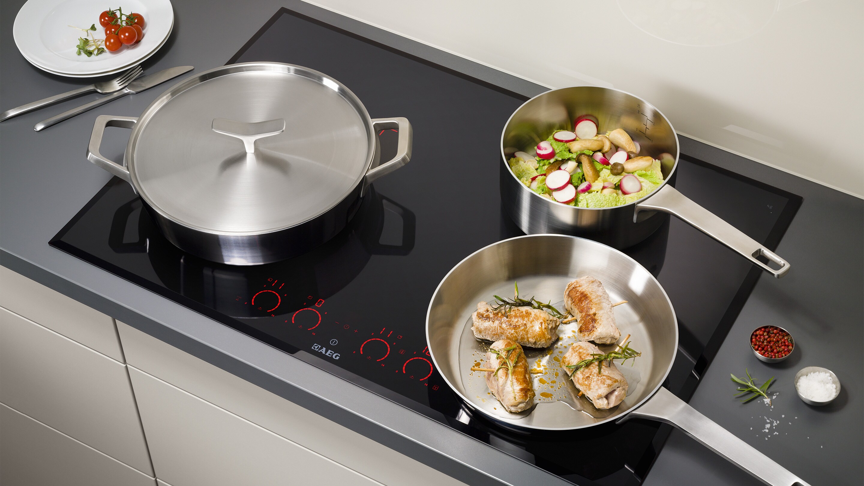 Drei verschiedene Pfannen werden sicher auch dem Elextrolux Induktionskochfeld zum Kochen verwendet
