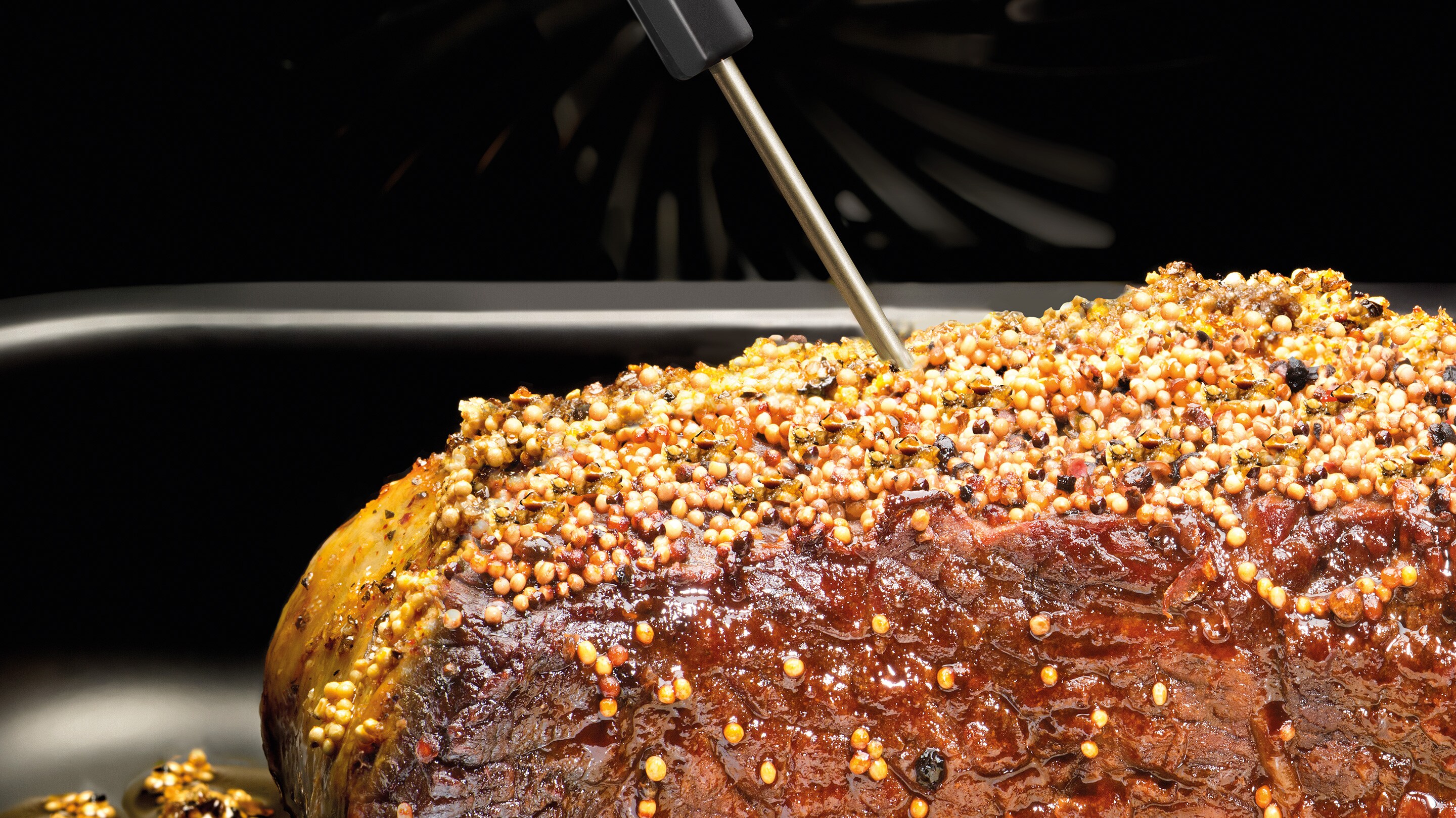Ein Rinderbraten, dessen Temperatur mit einem AEG Kerntemperatursensor gemessen wird