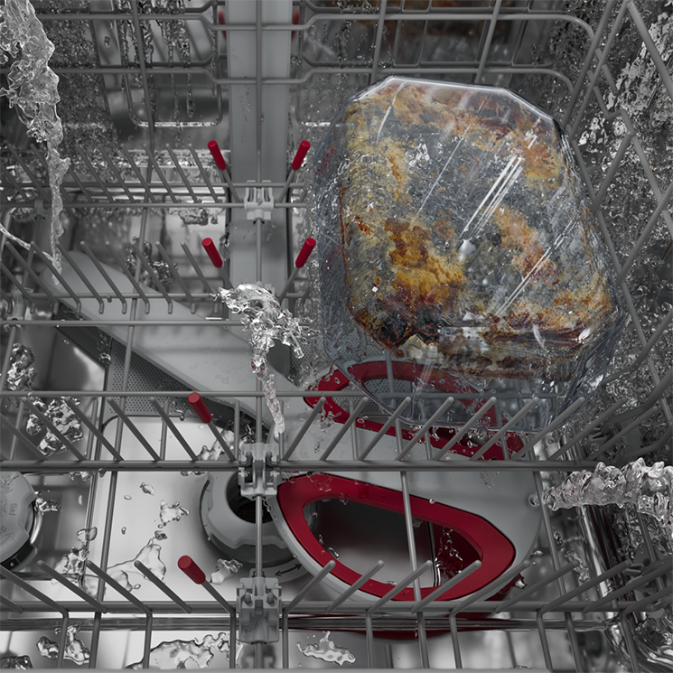 Innenraum einer Spülmaschine während des Spülvorgangs, Wasserstrahlen reinigen eingebrannte Speisereste aus einer Auflaufform im oberen Korb