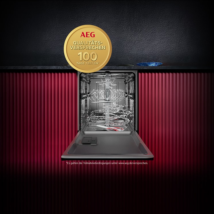 Offener AEG Geschirrspüler in moderner Küchenfront mit roter, geriffelter Verkleidung; sichtbar ist der Innenraum mit Geschirrkörben und Sprüharmen. Oberhalb befindet sich ein goldfarbenes Siegel mit der Aufschrift „AEG Qualitätsversprechen – 100 Tage testen“ vor dunklem Hintergrund.