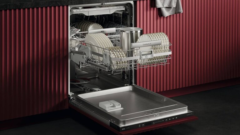 Geöffneter Einbaugeschirrspüler von AEG