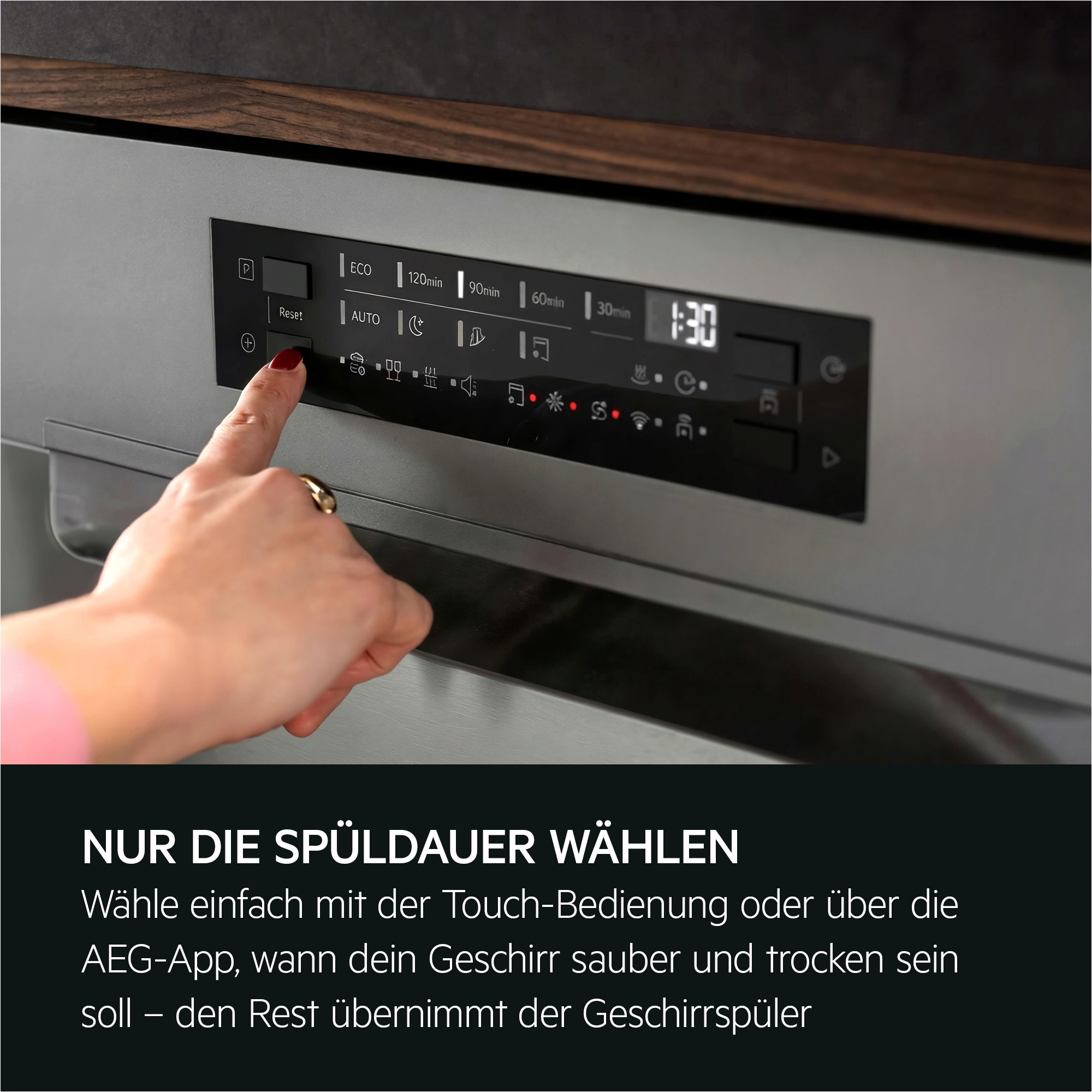 Hand drückt Touchfeld eines Geschirrspülers; Display zeigt Programme und Laufzeit. Werbetext erklärt einfache Wahl der Spüldauer.