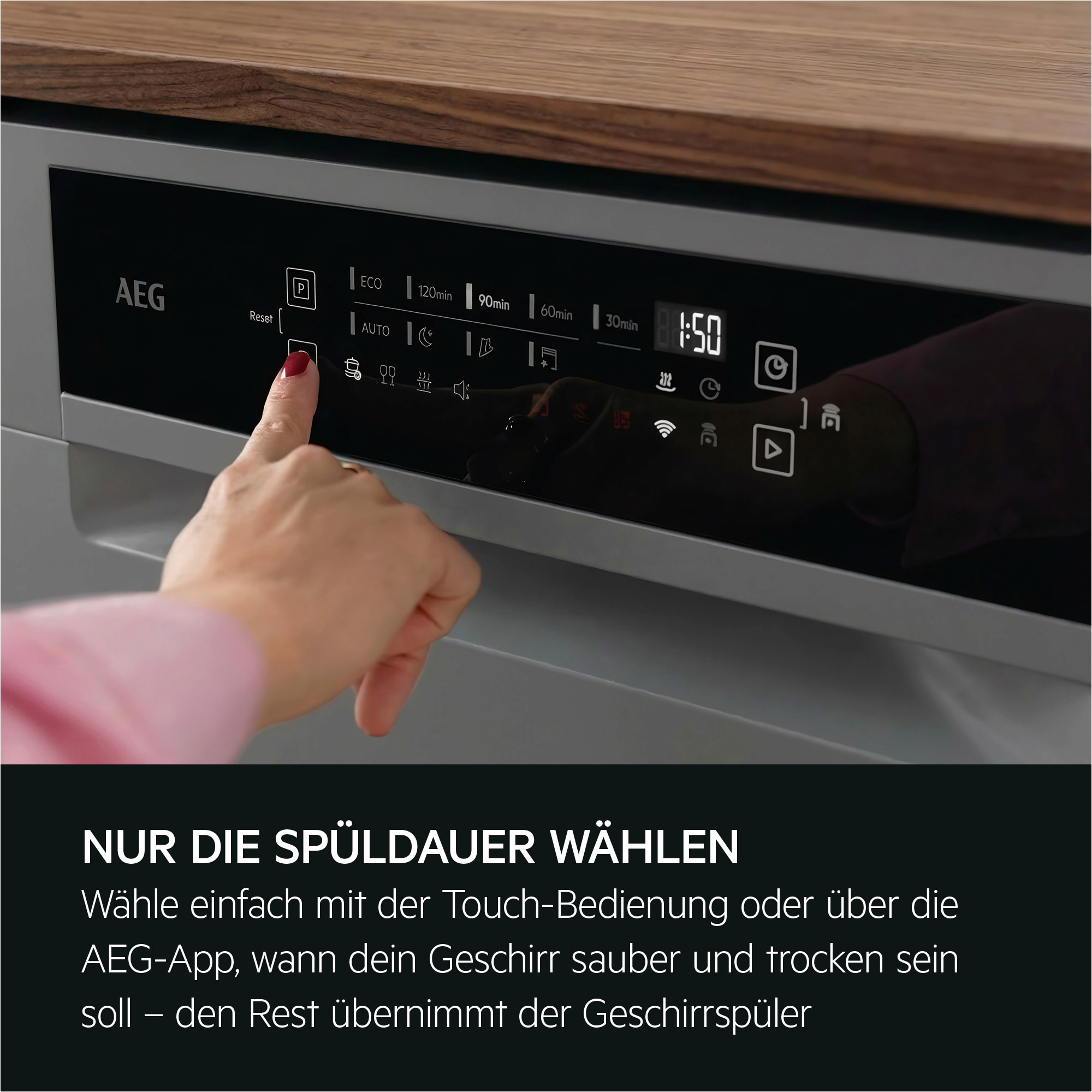 Hand bedient Touch‑Display eines AEG‑Geschirrspülers; Programme und Laufzeit angezeigt, Hinweis zur einfachen Wahl der Spüldauer.