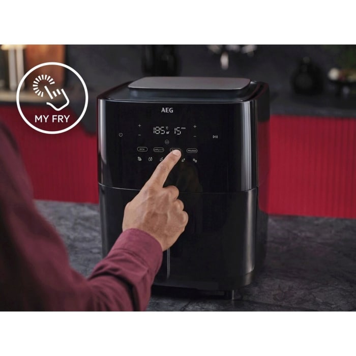 Hand bedient Touch‑Display einer schwarzen AEG‑Heißluftfritteuse; links ein My‑Fry‑Symbol.