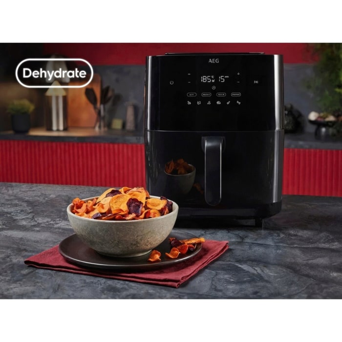 Airfryer mit Schale getrockneter Gemüsechips davor; links oben Dehydrate‑Symbol
