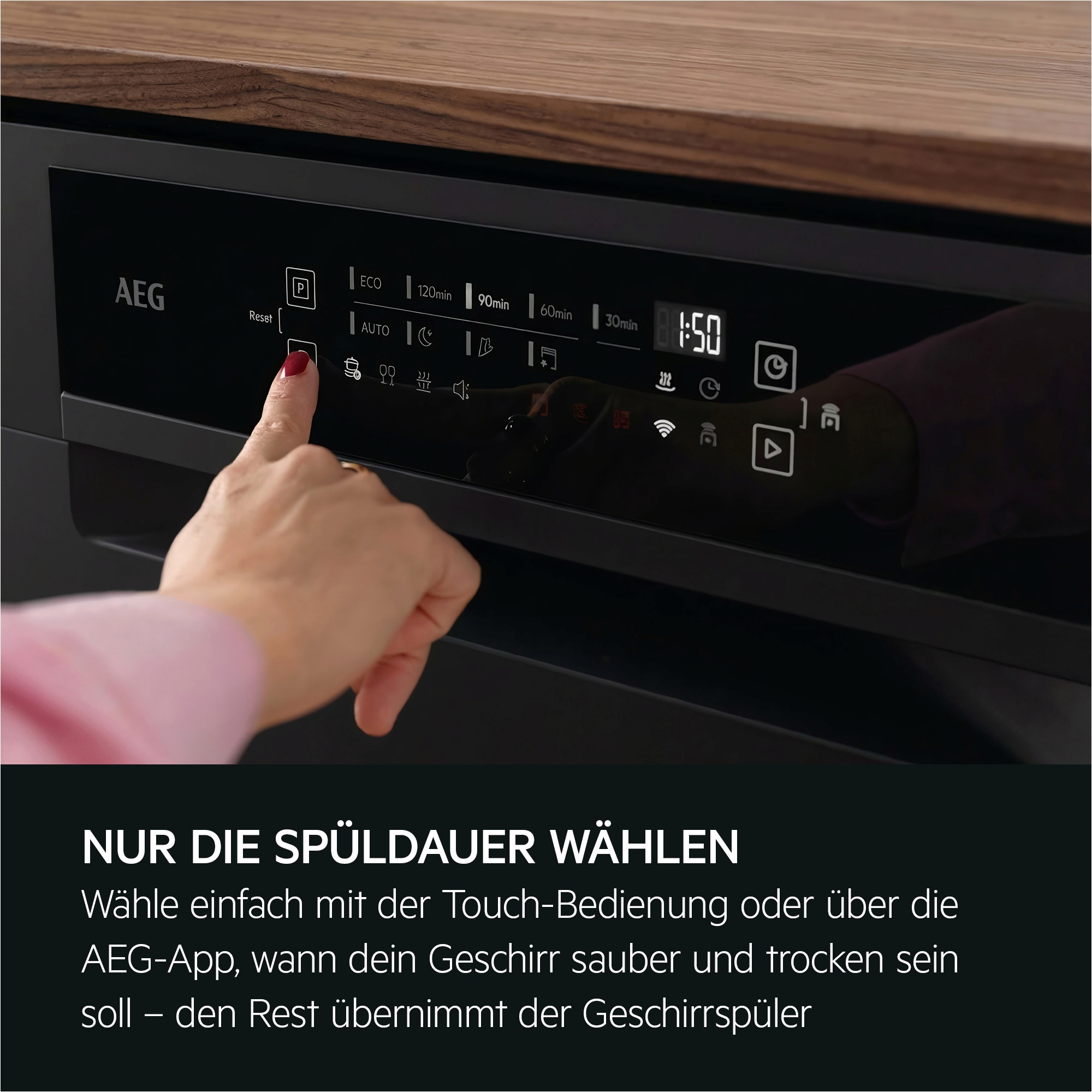 Hand bedient Touch‑Display eines schwarzen AEG‑Geschirrspülers; Programme und Laufzeit sichtbar, Fokus auf Spüldauerwahl.