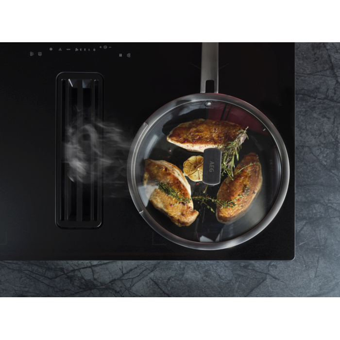 28cm Glass Lid with steam vent and  integrated colander.