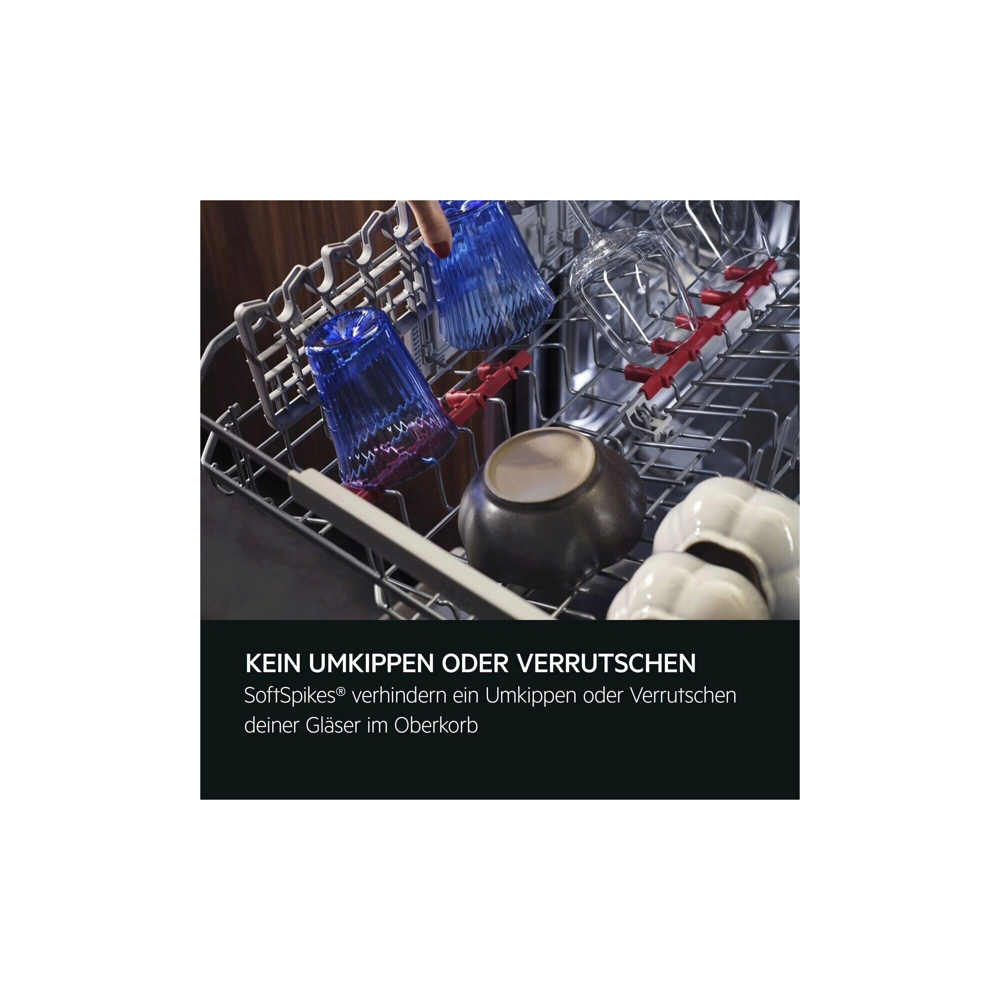Gläser im Oberkorb eines Geschirrspülers, gesichert durch rote SoftSpikes® gegen Umkippen.