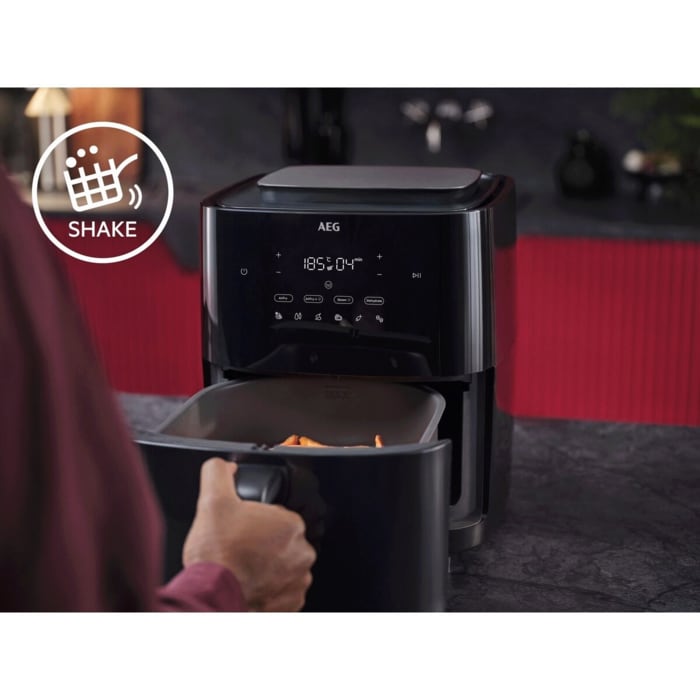 Person zieht die Airfryer‑Schublade heraus; links Shake‑Symbol. Das Display zeigt 185°C und 04 Minuten.