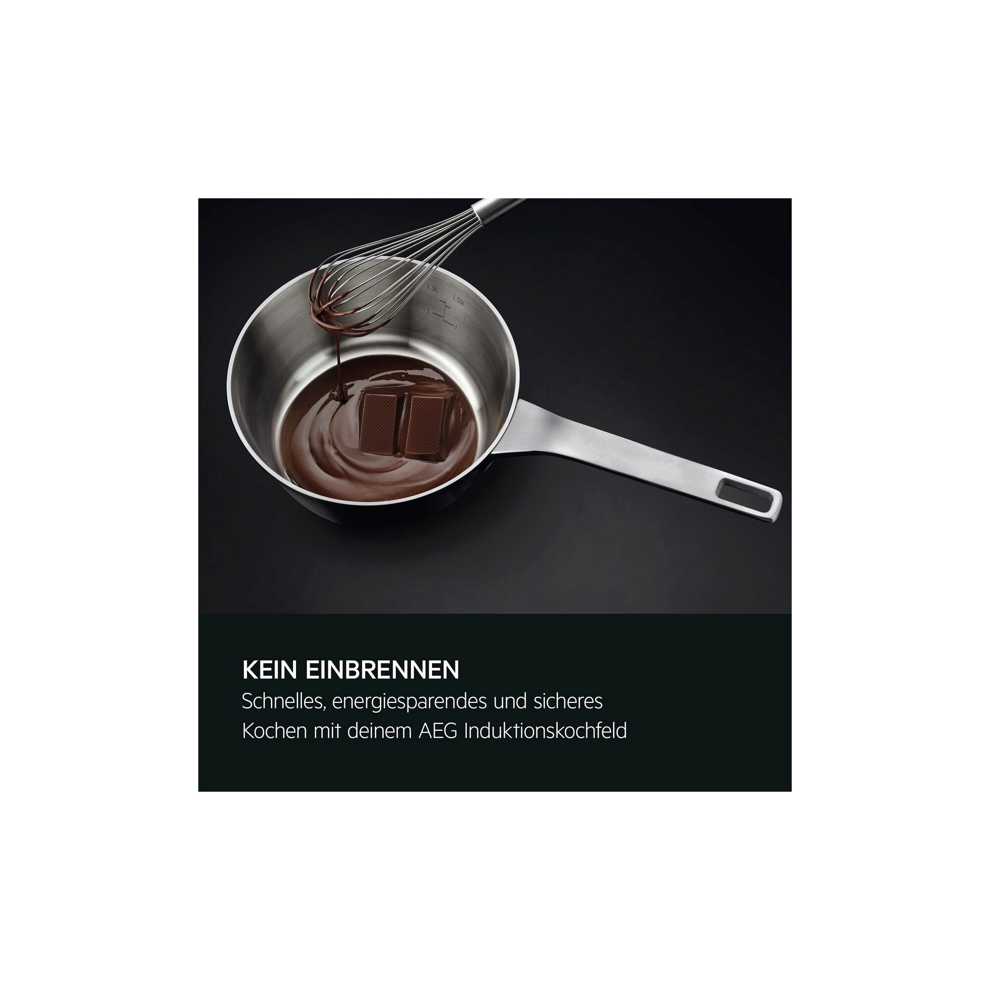 Ein Schneebesen rührt geschmolzene Schokolade in einem Topf; zwei Schokoladenstücke schmelzen darin an.