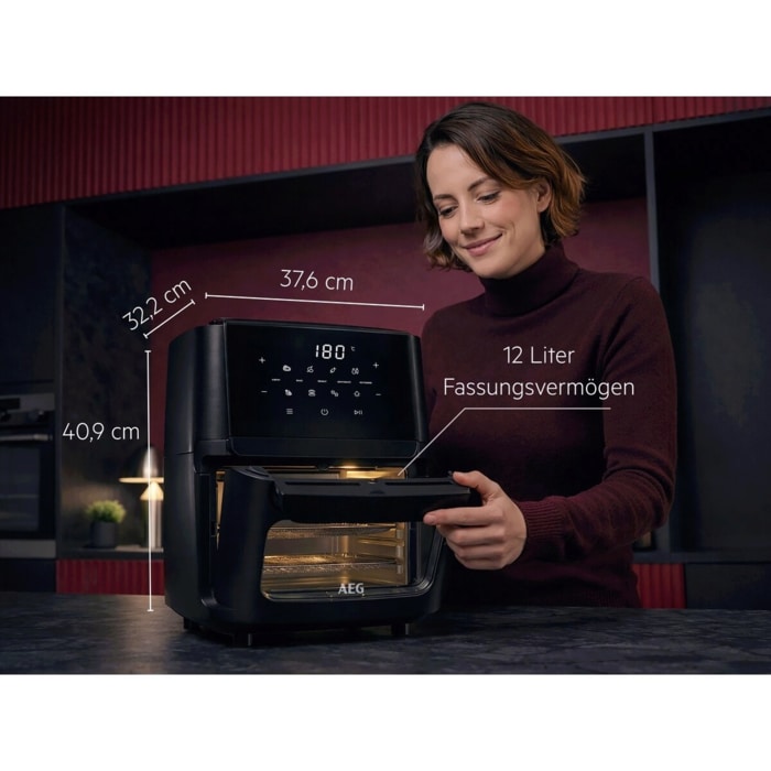 Person öffnet die Airfryer‑Schublade; Maße 32,2 cm, 37,6 cm und 40,9 cm sowie 12‑Liter‑Fassungsvermögen sind eingeblendet