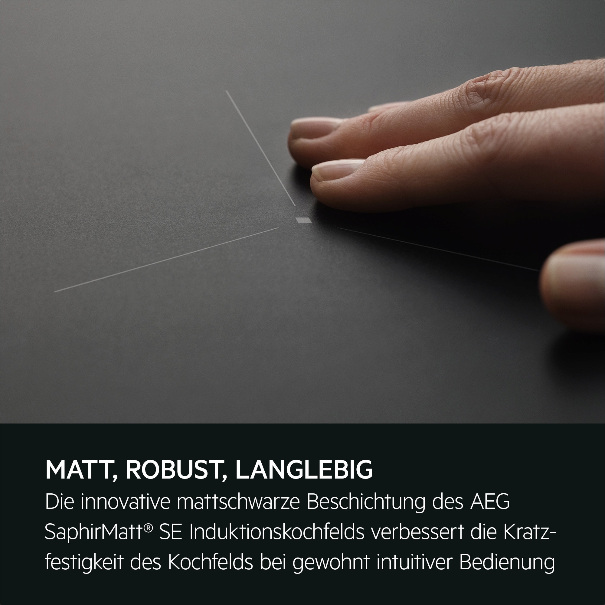 Finger berührt mattes AEG SaphirMatt® SE Kochfeld mit feinen Linien auf der Oberfläche.