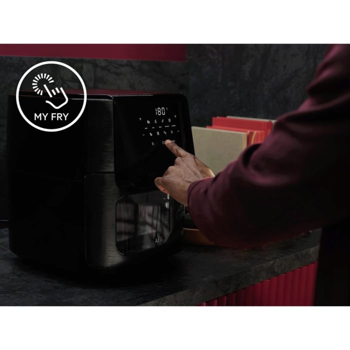 Hand bedient das Touch‑Display eines Airfryers; links oben befindet sich das Symbol ‘MY FRY