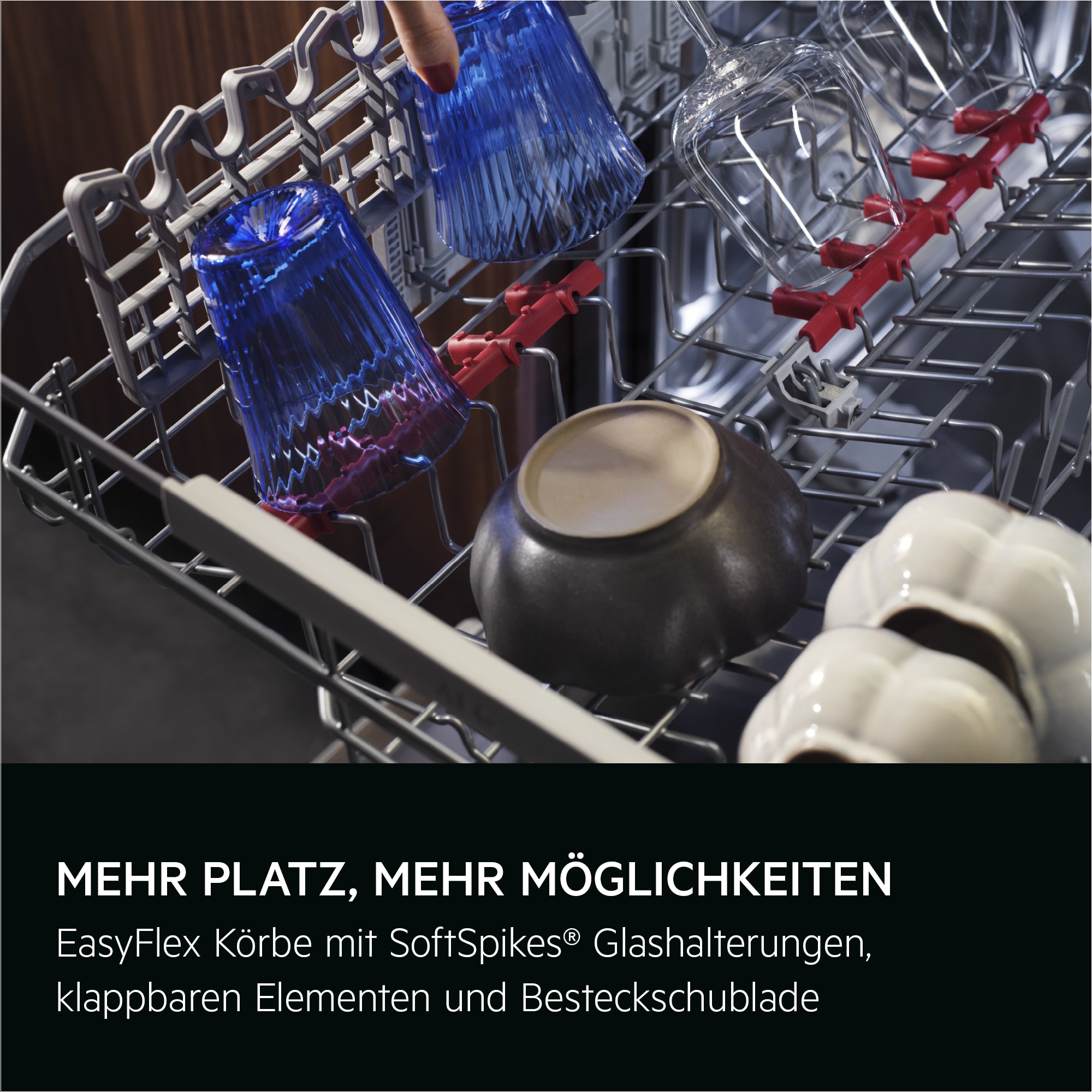 MEHR PLATZ, MEHR MÖGLICHKEITEN. EasyFlex Körbe mit SoftSpikes® Glashalterungen, klappbaren Elementen und Besteckschublade.