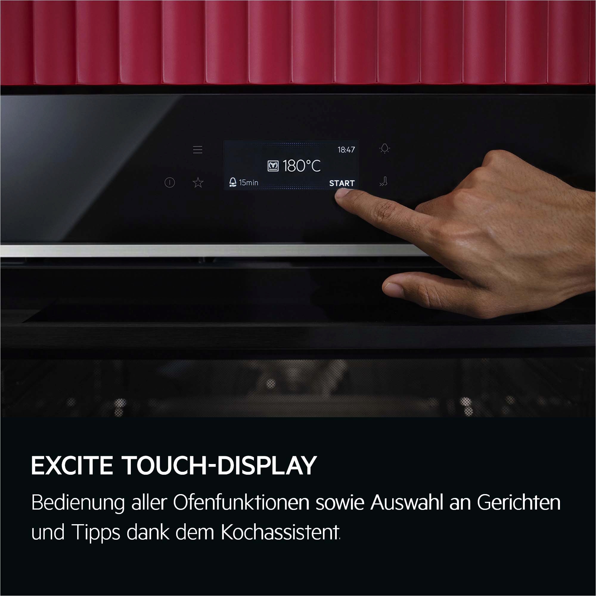 Finger tippt auf Start-Taste des AEG-Backofens mit Excite Touch-Display, Anzeige 180 °C.