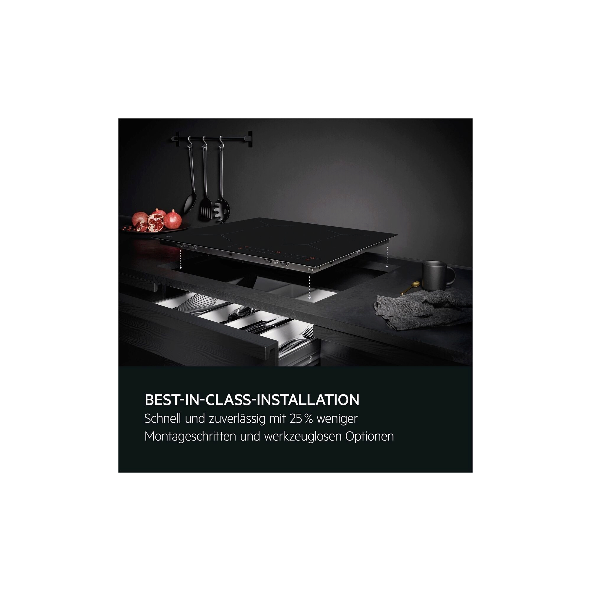 Ein Kochfeld wird über einer Küchenarbeitsplatte installiert, darunter offene Schubladen mit Küchenutensilien.