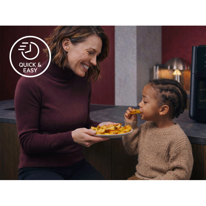 Eine erwachsene Person reicht einem Kind in einer Küche einen Teller mit Pommes; links ein „Quick & Easy“-Symbol