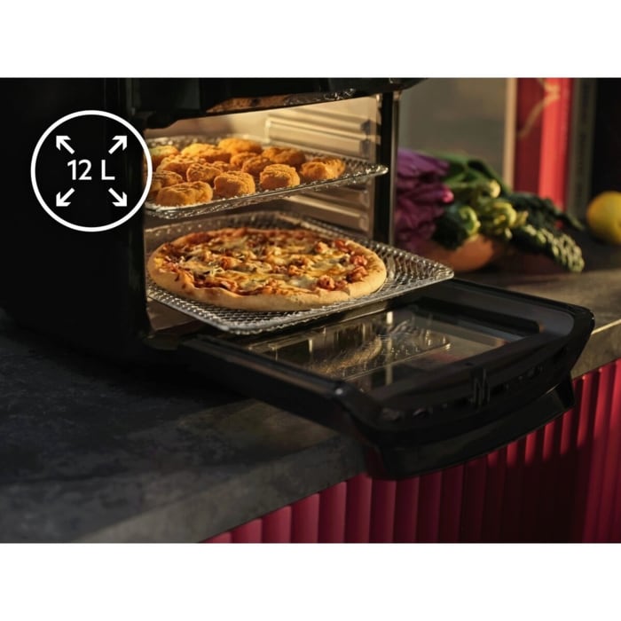 Offener Airfryer mit zwei Einschüben: oben Nuggets, unten Pizza; links Symbol mit ‚12 L‘ für Fassungsvermögen