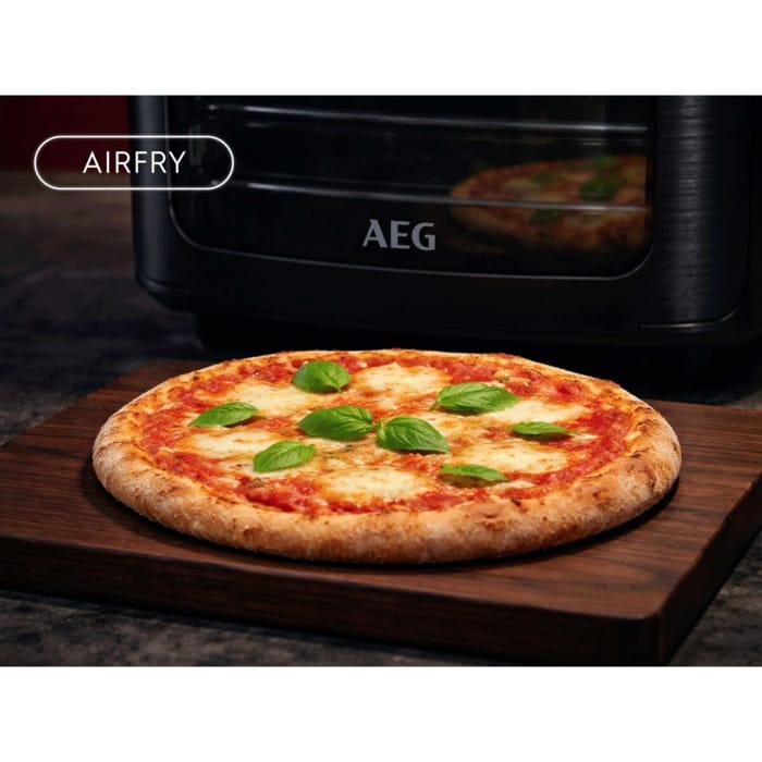 Pizza auf Holzbrett vor einem Airfryer; links oben befindet sich ein Symbol mit der Beschriftung ‘AIRFRY’