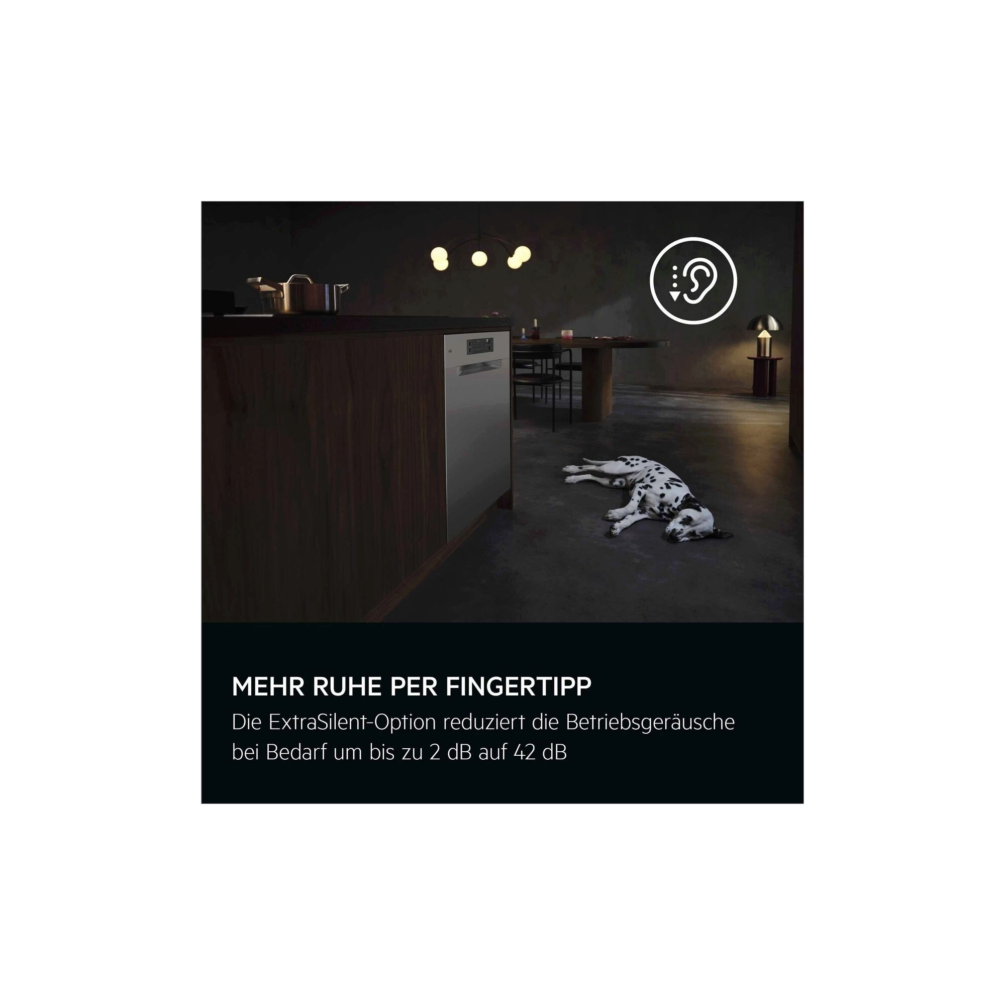 AEG Unterbau-Geschirrspüler in dunkler Küche mit Dalmatiner; Text: „Mehr Ruhe per Fingertipp“.