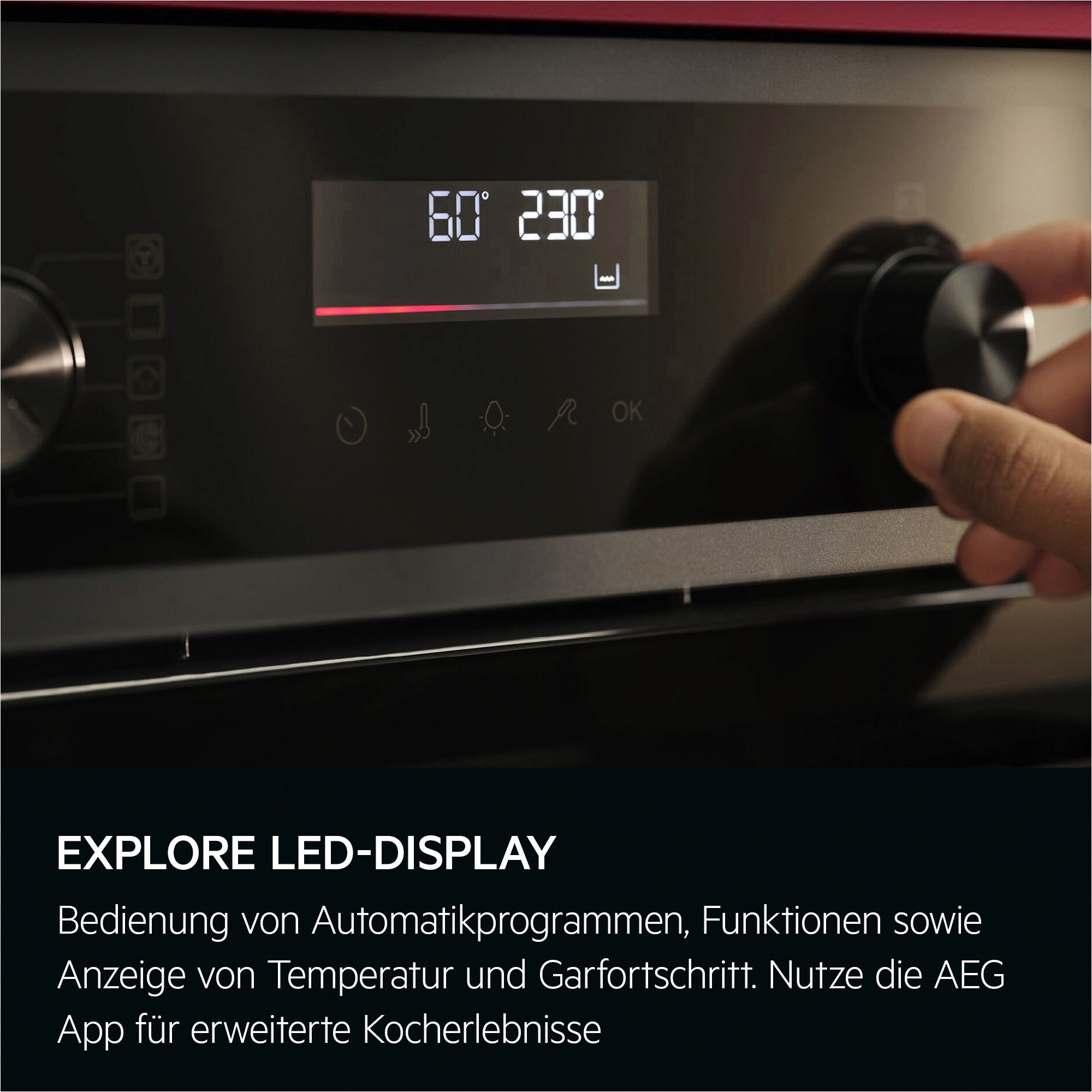 Hand dreht Bedienknopf am AEG-Backofen mit LED-Display, Anzeige 60 Minuten und 230 °C.