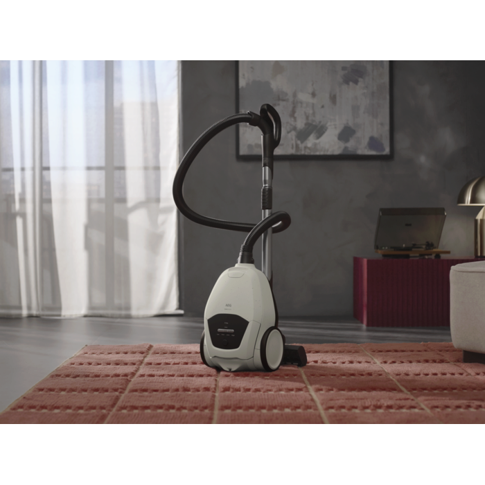 7000 Silent Bagged Cleaner. High performance, silent power.