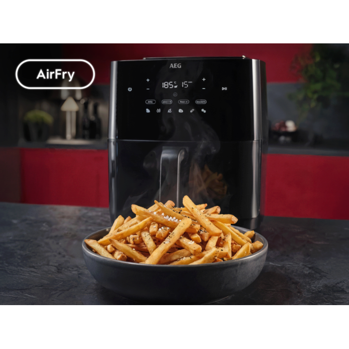 Schwarze AEG-Heißluftfritteuse mit leuchtendem Bedienfeld; davor eine Schale dampfender Pommes