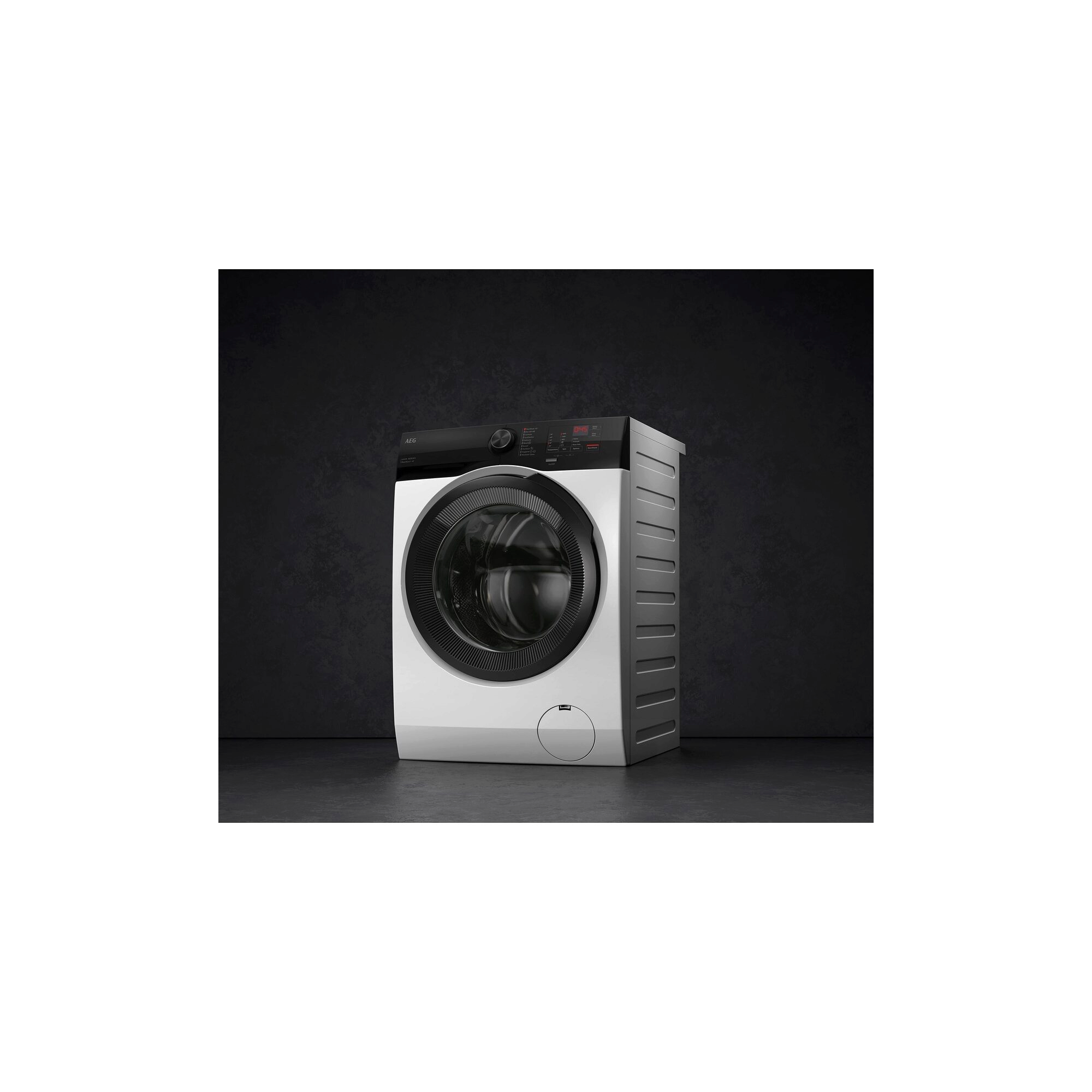 „Freistehende AEG-Waschmaschine in Weiß mit schwarzer Tür und Bedienfeld vor dunklem Hintergrund.“