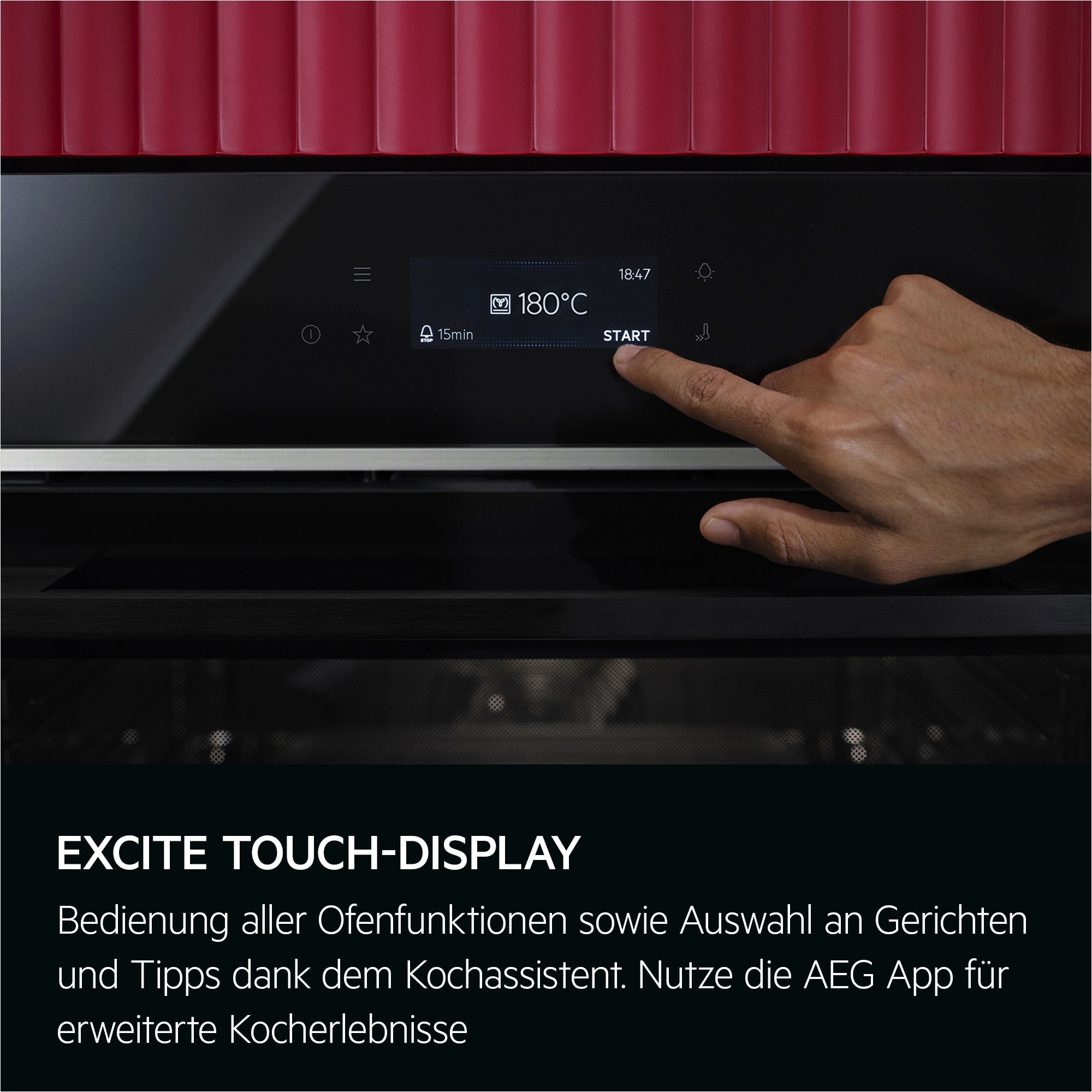 Hand tippt auf Start-Taste des AEG-Backofens mit Excite Touch-Display, Anzeige 180 °C.