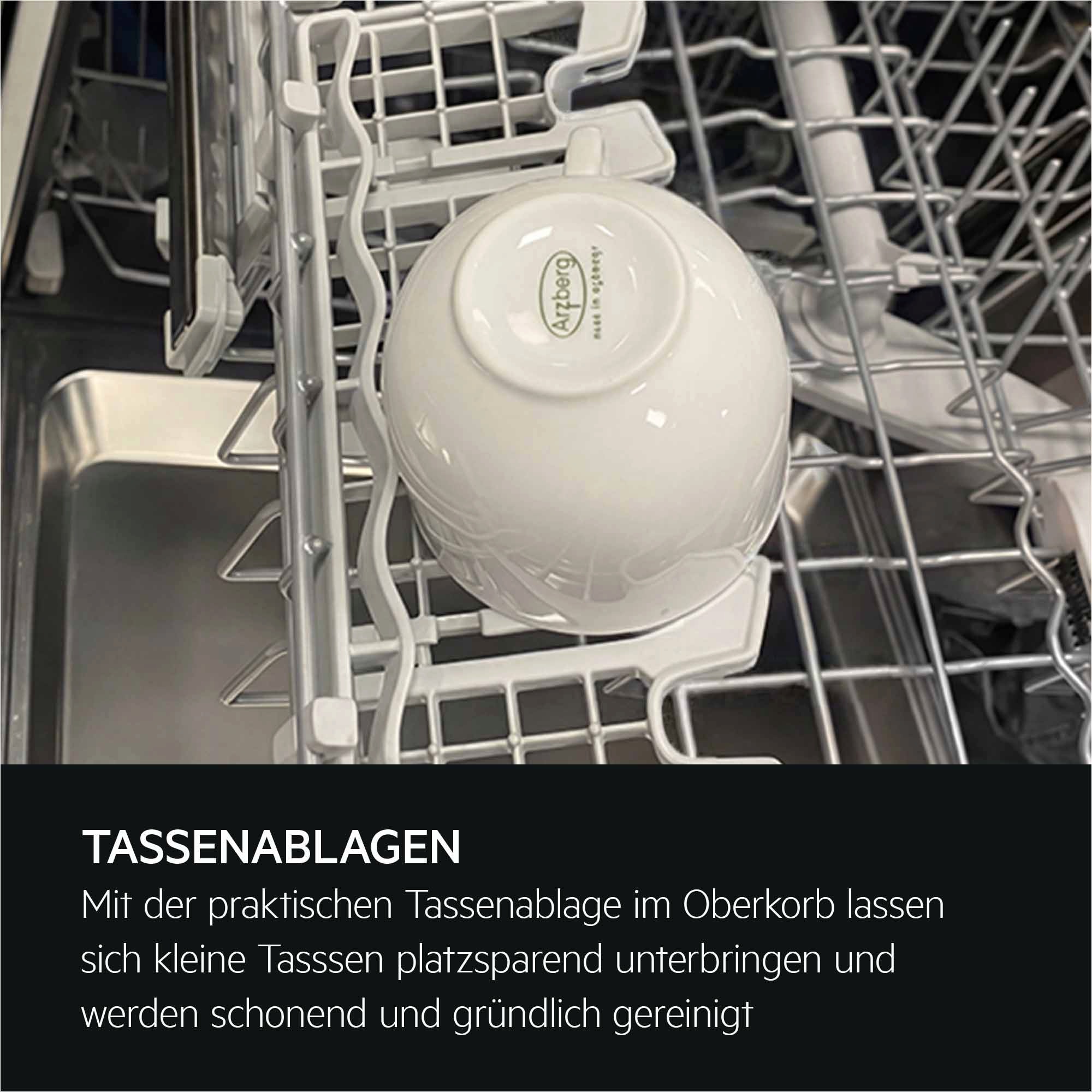 Weiße Tasse kopfüber in der Tassenablage des Oberkorbs eines Geschirrspülers zur platzsparenden Reinigung.