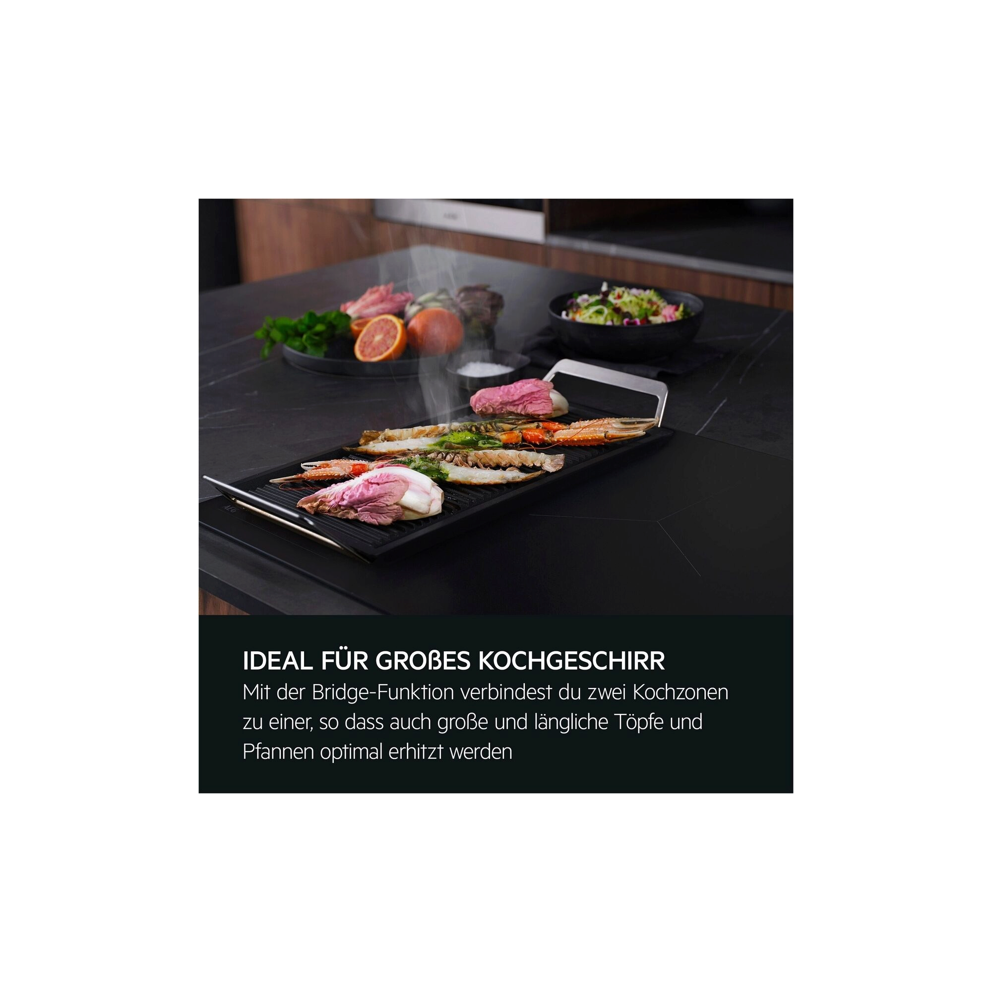 Große Grillplatte mit verschiedenen Zutaten auf verbundener Kochzone eines Induktionskochfelds, ideal für langes Kochgeschirr.