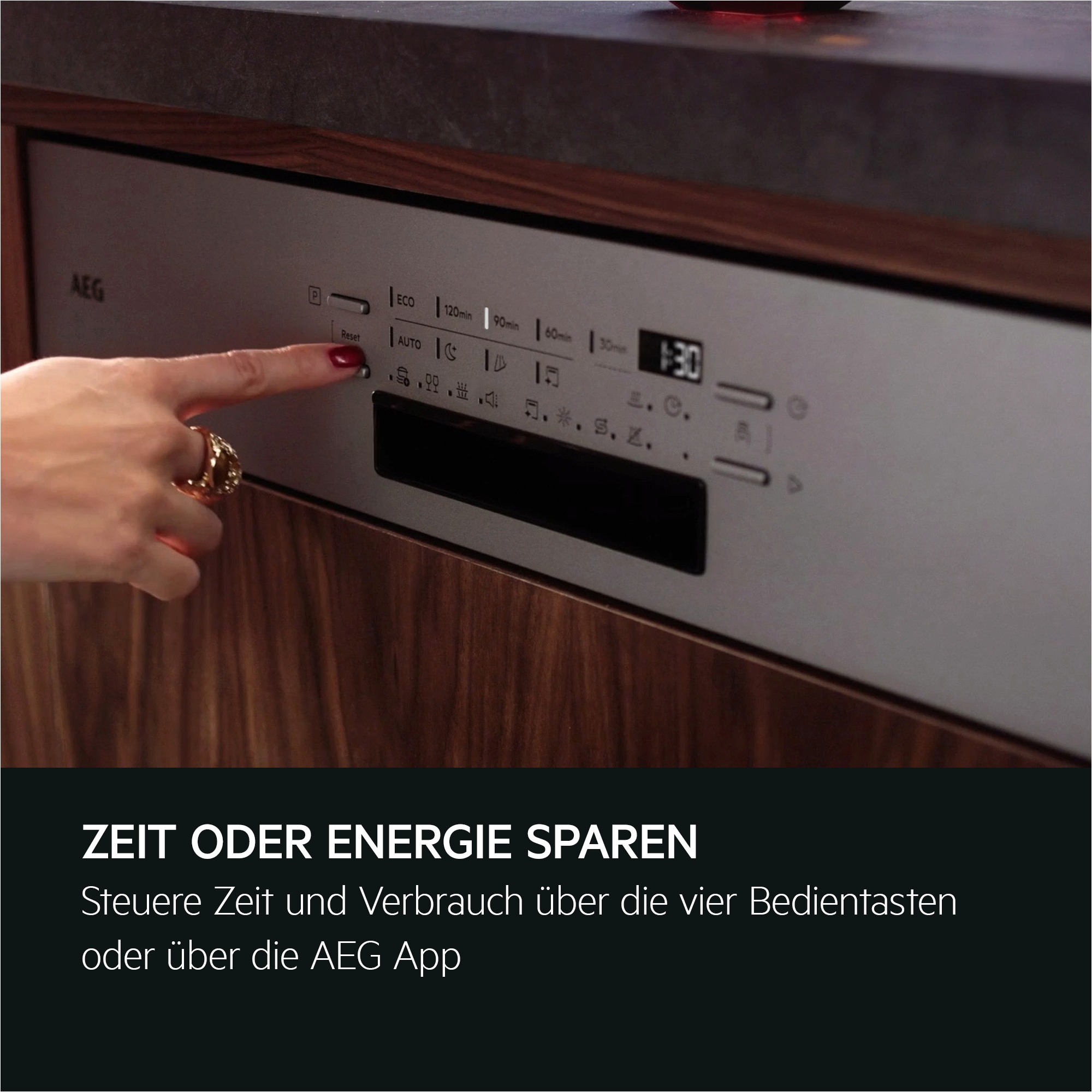 Hand tippt auf Bedientaste eines AEG-Geschirrspülers mit Display und Programmsymbolen.