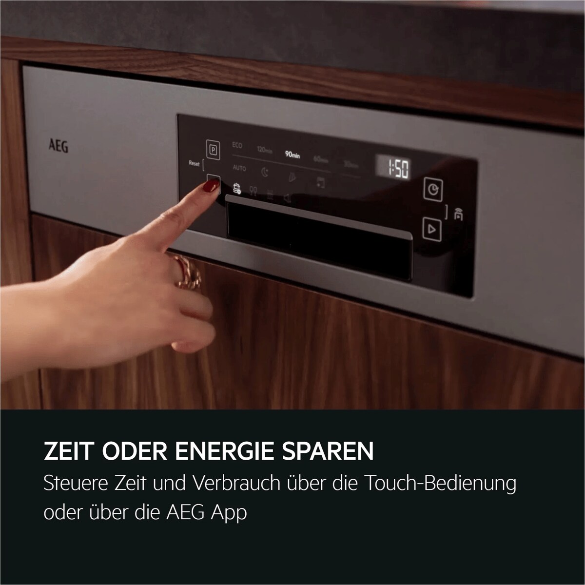 Hand bedient Touch-Panel eines AEG-Geschirrspülers mit Display und Programmsymbolen.