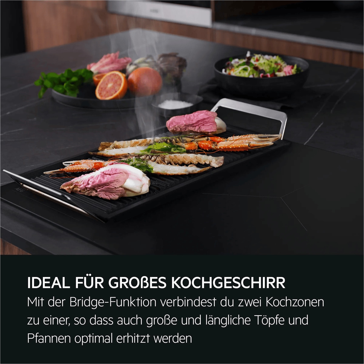 Große Grillplatte mit verschiedenen Zutaten auf verbundener Kochzone eines Induktionskochfelds, ideal für langes Kochgeschirr.