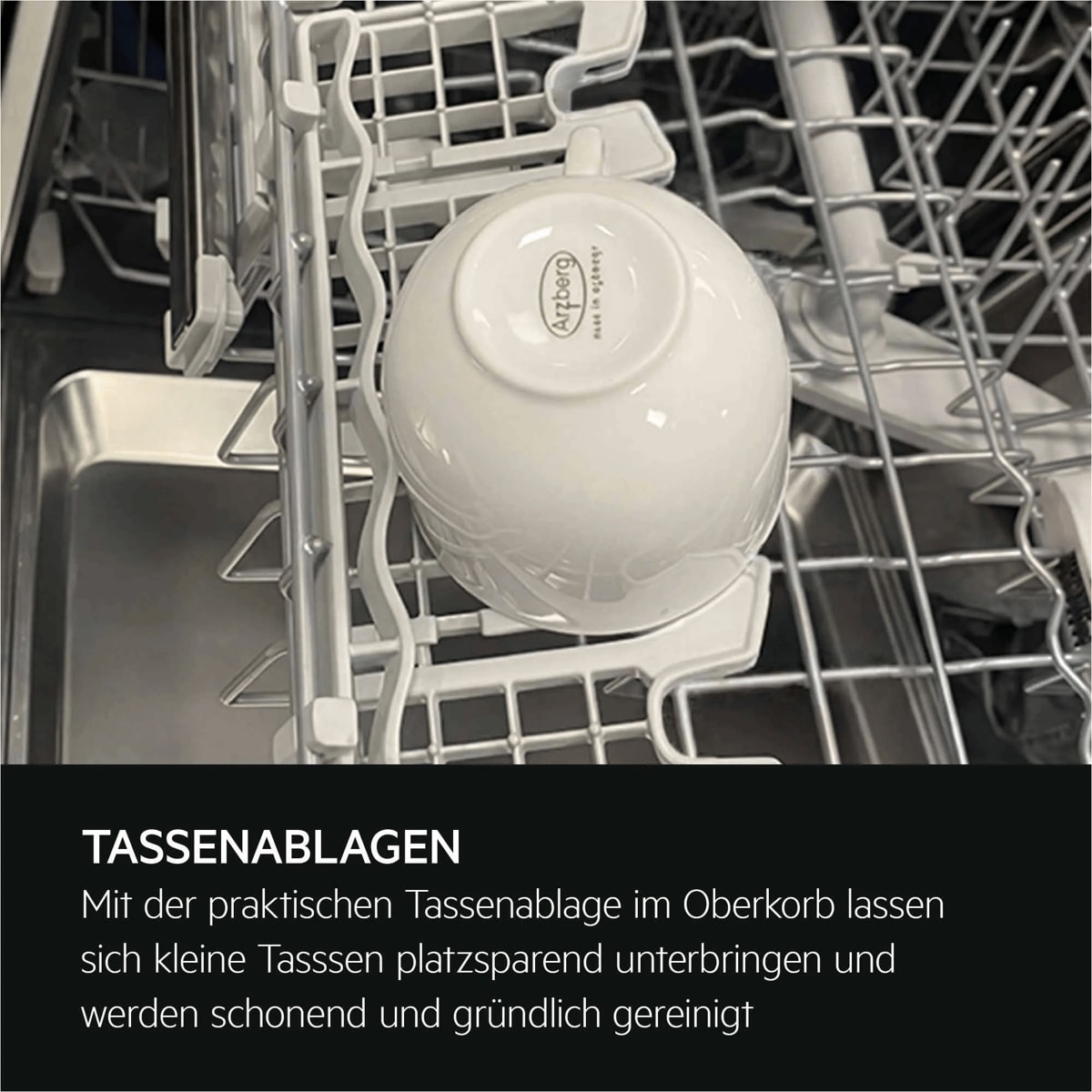 Weiße Tasse kopfüber in der Tassenablage des Oberkorbs eines Geschirrspülers zur platzsparenden Reinigung.