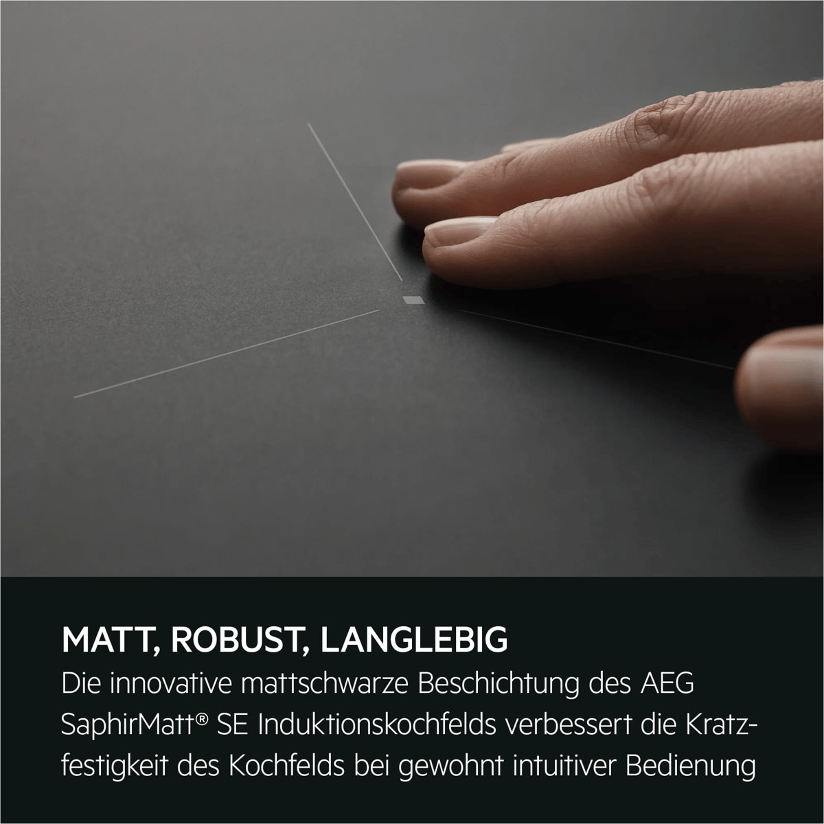 Finger berührt mattes AEG SaphirMatt® SE Kochfeld mit feinen Linien auf der Oberfläche.