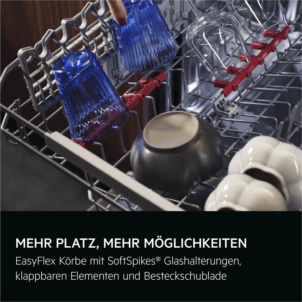 MEHR PLATZ, MEHR MÖGLICHKEITEN. EasyFlex Körbe mit SoftSpikes® Glashalterungen, klappbaren Elementen und Besteckschublade.