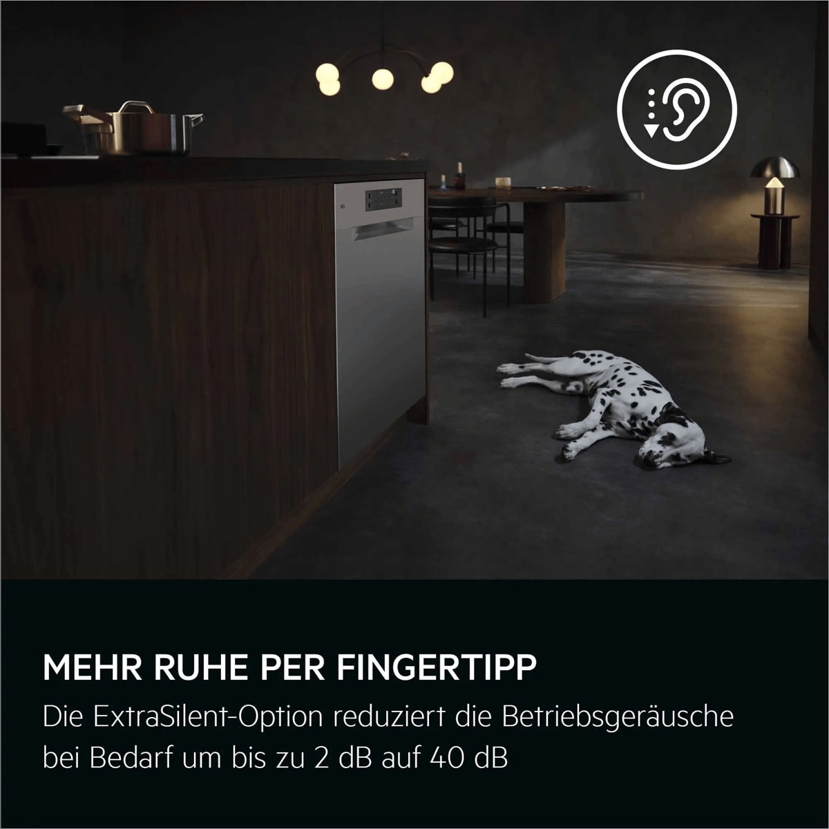 AEG Unterbau-Geschirrspüler in dunkler Küche mit Dalmatiner; Text: „Mehr Ruhe per Fingertipp“.