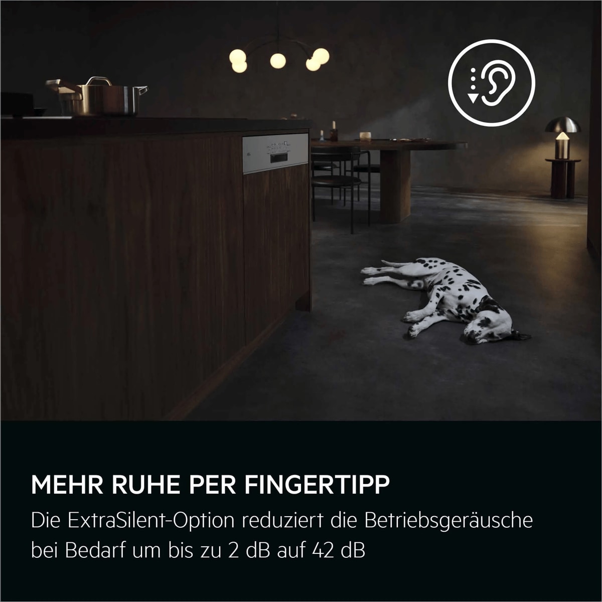 AEG Geschirrspüler in moderner Küche mit Dalmatiner; Text: „Mehr Ruhe per Fingertipp“