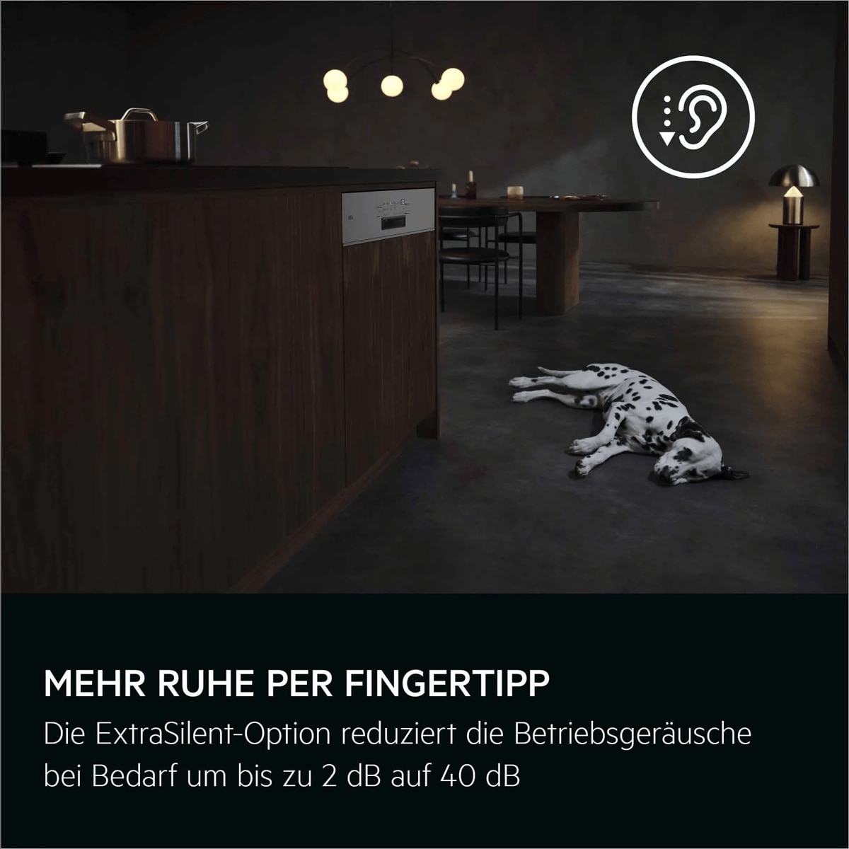 AEG Geschirrspüler in moderner Küche mit Dalmatiner; Text: „Mehr Ruhe per Fingertipp“.