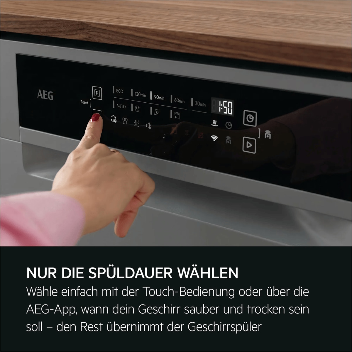 Hand bedient Touch‑Display eines AEG‑Geschirrspülers; Programme und Laufzeit angezeigt, Hinweis zur einfachen Wahl der Spüldauer.