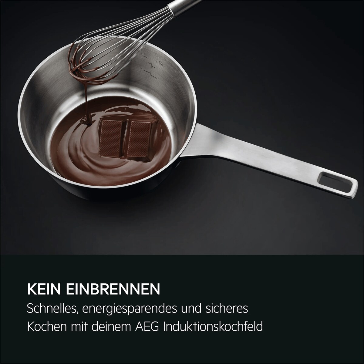 Ein Schneebesen rührt geschmolzene Schokolade in einem Topf; zwei Schokoladenstücke schmelzen darin an.