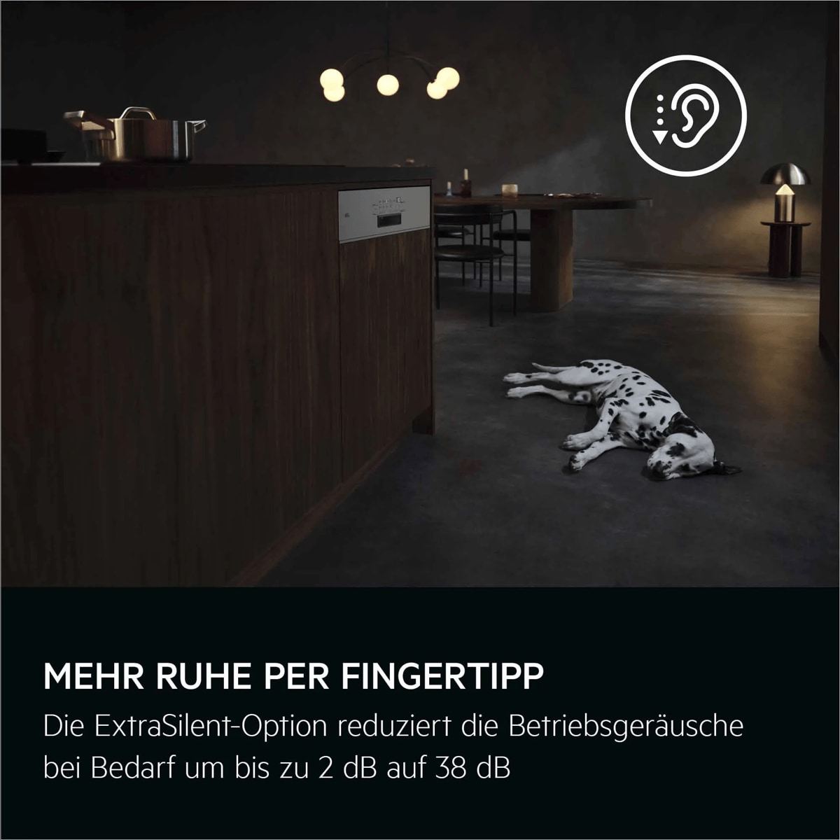 AEG Geschirrspüler in dunkler Küche mit Dalmatiner; Text: „Mehr Ruhe per Fingertipp“.