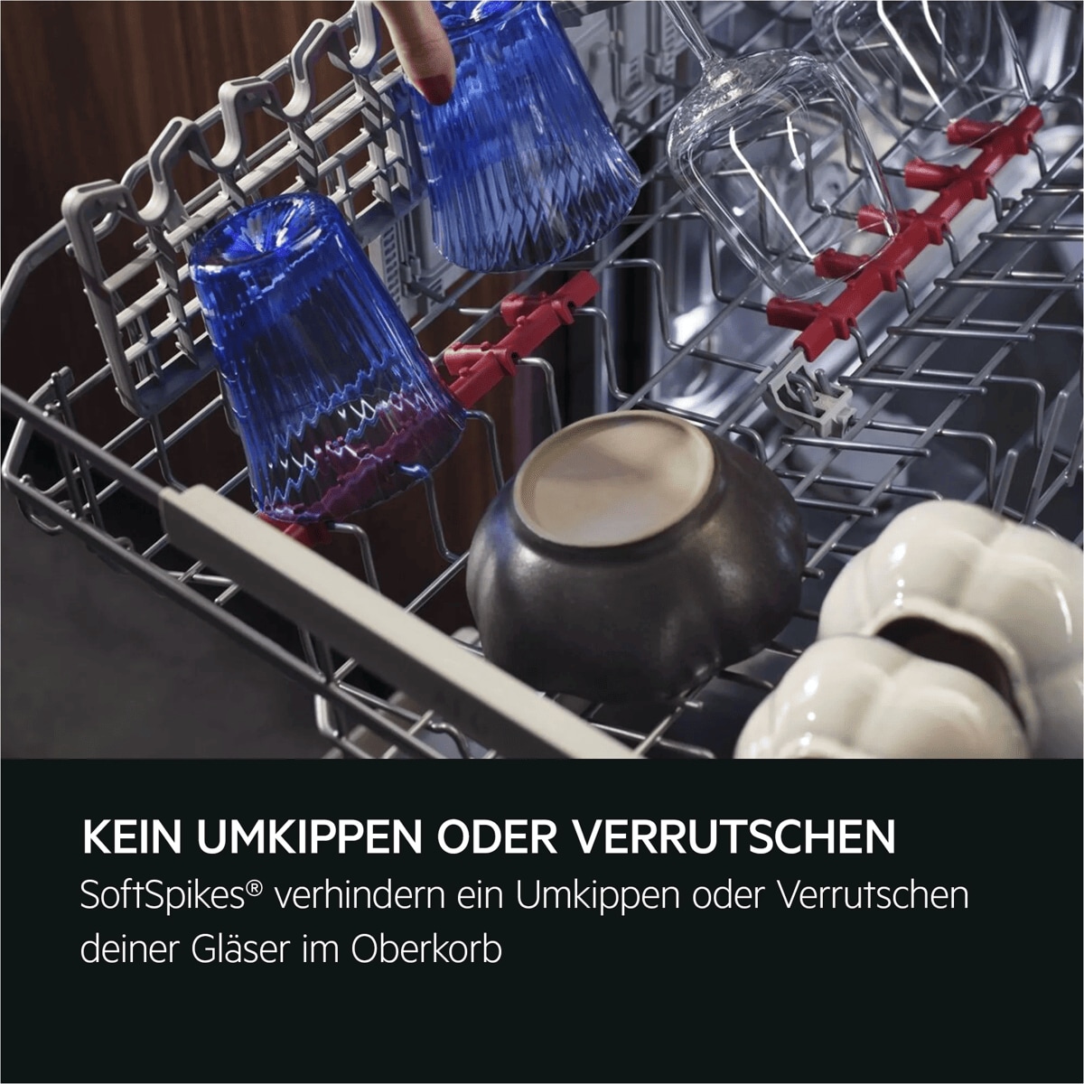 Gläser im Oberkorb eines Geschirrspülers, gesichert durch rote SoftSpikes® gegen Umkippen.