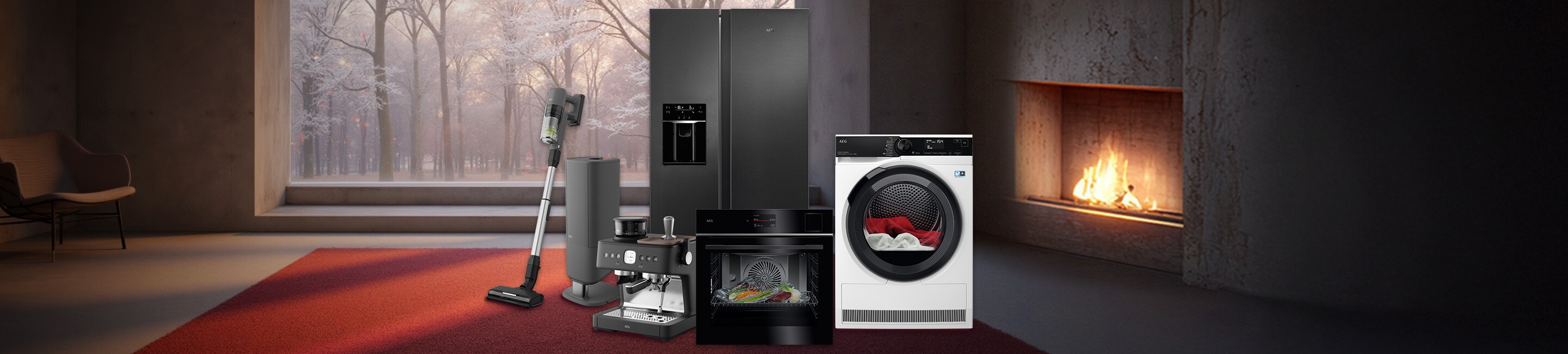 Moderne Haushaltsgeräte in einem stilvollen Wohnraum mit Kaminfeuer und großem Fenster mit winterlicher Aussicht. Abgebildet sind ein schwarzer Side-by-Side-Kühlschrank, ein weißer Frontlader-Trockner mit rotem und weißem Textil, ein Einbau-Backofen mit Bratgut, eine Siebträger-Kaffeemaschine, ein kabelloser Staubsauger mit Ladestation und ein Saugroboter.