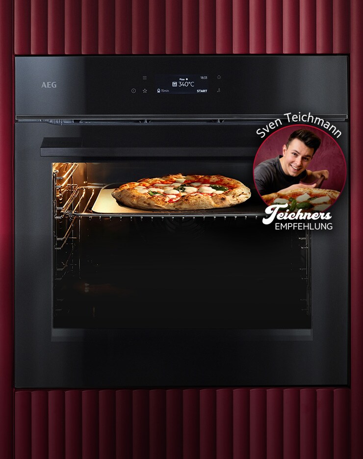 AEG Backofen mit Pizza AEG Backofen mit Pizza auf Pizzastein und Empfehlungshinweis im modernen Küchendesign.uf Pizzastein und Empfehlungshinweis im modernen Küchendesign.