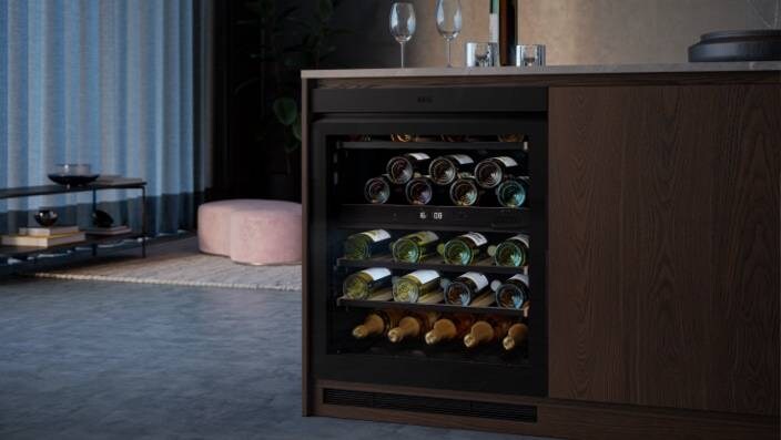Weinschränke, die unter der Küchenarbeitsplatte installiert werden