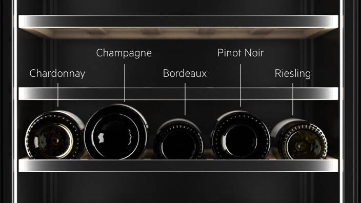 Regalböden für unterschiedliche Flaschen